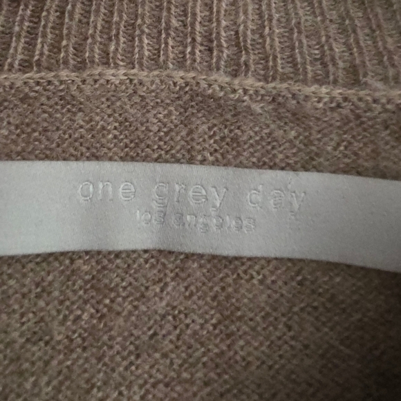 💯% YAK Tan and Black Crew Neck Sweater - Picture 9 of 11